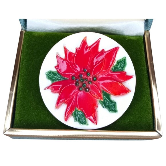 Unbranded Jewelry - VTG Christmas Poinsettia Round Pin Brooch Plastic Holiday Jewelry Hong Kong Made